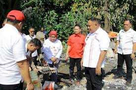 Jalan Kaki Lewati Kebun Becek, Nanang Salurkan Bantuan Kepada Korban Kebakaran